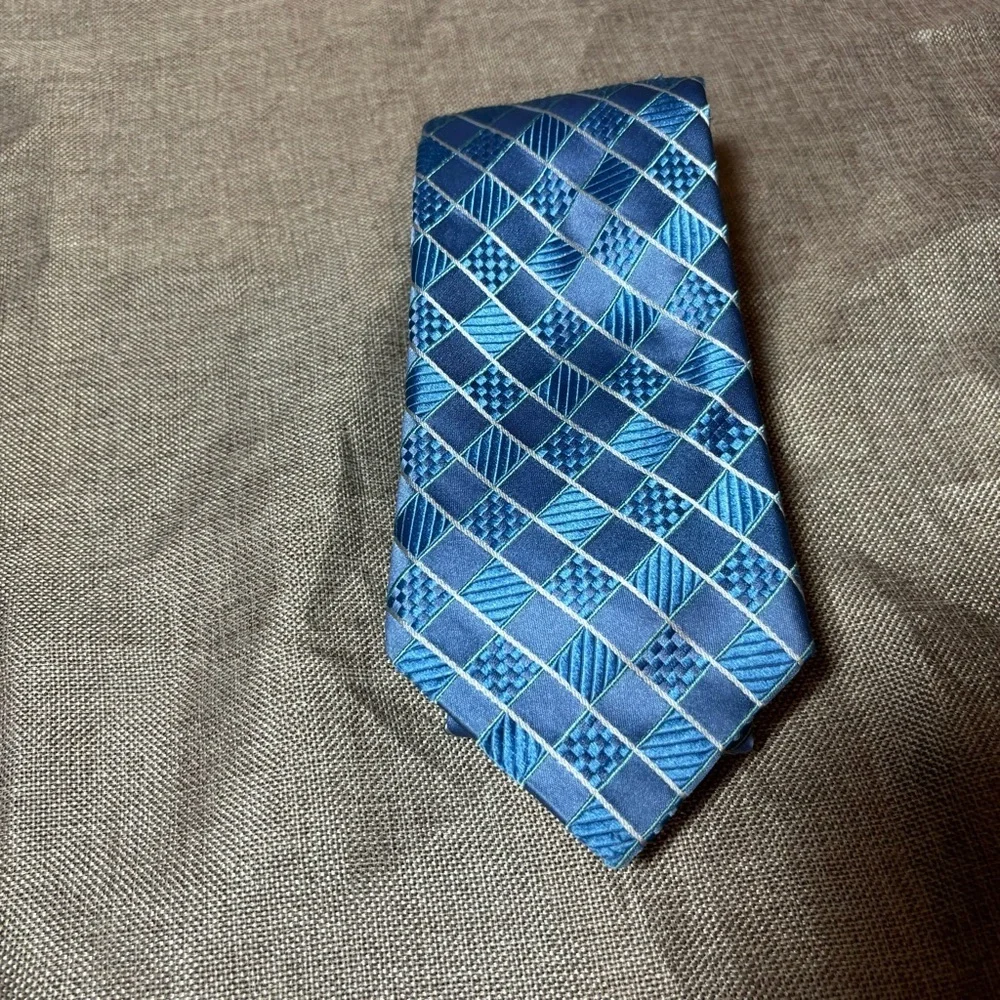 2/$30 Michael Michael Kors 100% Silk Men’s Light Blue Diamond Print Tie